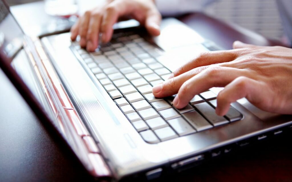 graphicstock-working-on-the-laptop_Sp-uHDm-4W-1080x675_ohf1ek